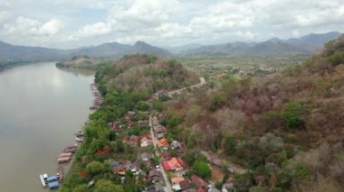 Laos 'taki Luang Prabang ve Mekong nehrinin havadan görünüşü
