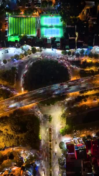 ベトナムのハノイの交差点での夜間トラフィックの空中ラップ — ストック動画