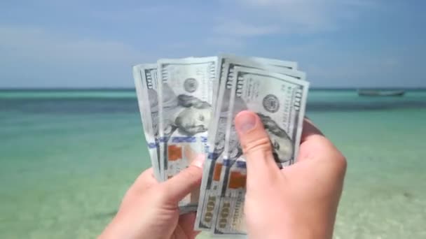 Händerna Räknar Amerikanska Dollar Tropisk Strand Närbild — Stockvideo