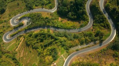 Kuzey Vietnam 'daki Ha Giang Döngüsü' ndeki dağların manzaralı yol manzarası..