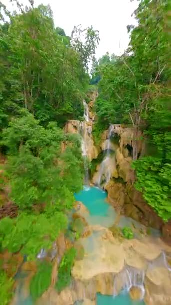 Zbor Cinematografic Drone Fpv Peste Cascada Tropicală Kuang Din Laos — Videoclip de stoc