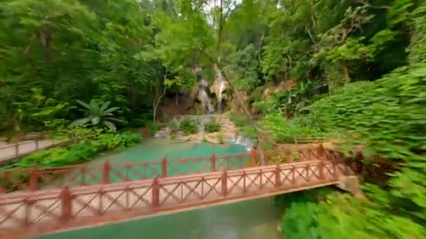 Cinematic Fpv Drönare Flygning Över Tropiska Kuang Vattenfall Laos — Stockvideo