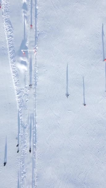 Górny Widok Wyciąg Narciarski Narciarzami Snowboardzistami Stoku Narciarskim Słoneczny Dzień — Wideo stockowe