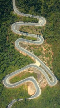 Kuzey Vietnam 'daki Ha Giang Döngüsü' nün manzaralı, dolambaçlı dağ yolu..