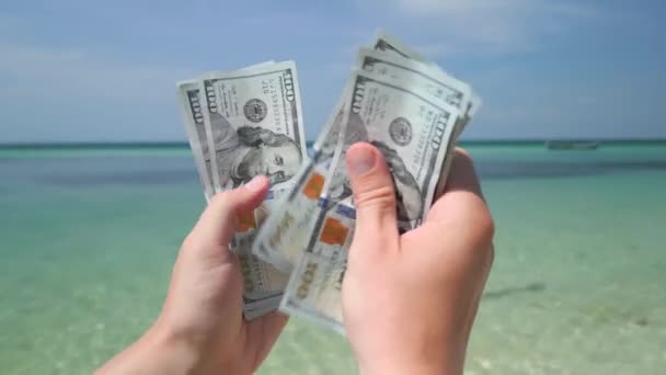 トロピカルビーチで米ドルを数える手 クローズアップ — ストック動画