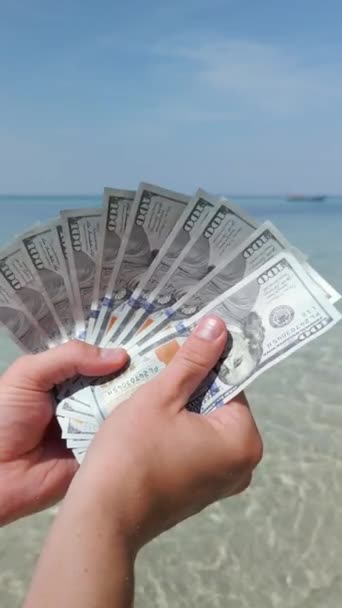 Hands Holding Dollars Tropical Beach Close — Stock Video