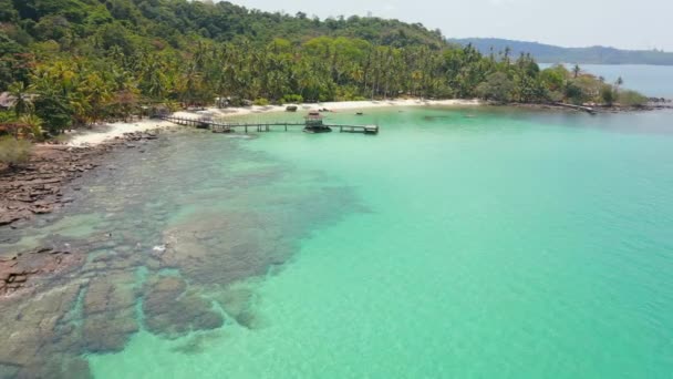 ターコイズウォーター 白い砂 手のひら タイのパラダイス島の水の上のバンガローとアイディックな熱帯ビーチの景色 — ストック動画