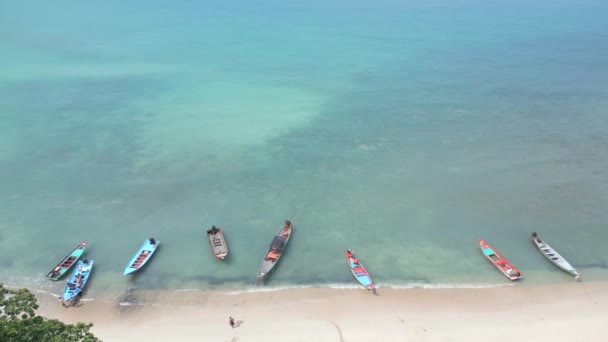 Όμορφη Ακτογραμμή Παραδοσιακά Ταϊλανδέζικα Σκάφη Τυρκουάζ Νερά Και Λευκή Άμμο — Αρχείο Βίντεο