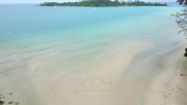 Úžasný Letecký Pohled Rok 2024 Napsaný Bílé Písečné Pláži Tropickém — Stock video