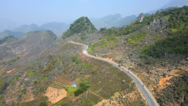 Vehículos Que Conducen Por Carretera Panorámica Montaña Vietnam Del Norte — Vídeos de Stock