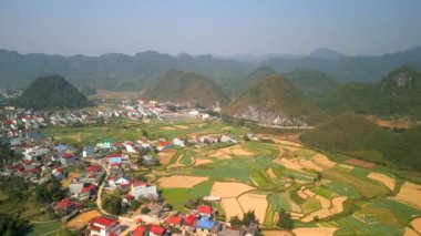 Kuzey Vietnam 'daki Ha Giang Döngüsü' ndeki Vietnam köyünün hava görüntüsü.