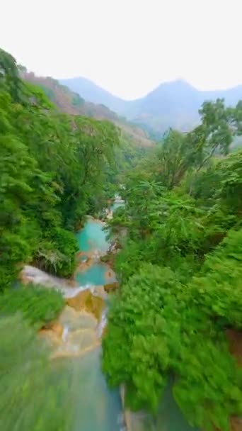 Cinematic Fpv Drönare Flygning Över Tropiska Kuang Vattenfall Laos — Stockvideo