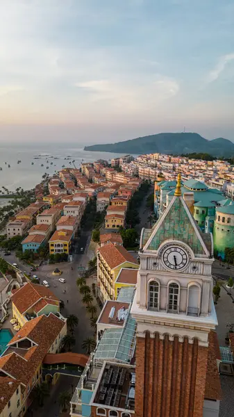 Phu Quoc Adası, Vietnam 'daki Sunset Town' ın hava manzarası.