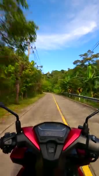 Cavalcando Uno Scooter Isola Tropicale Thailandia Luogo Nascita — Video Stock