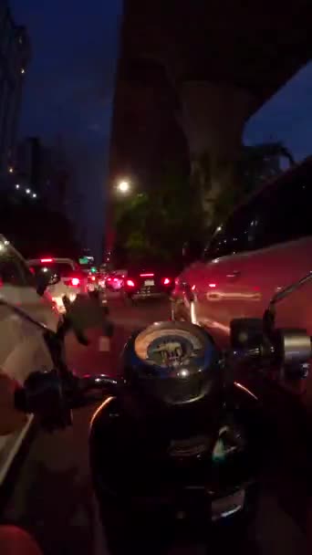 Hiperlapso Nocturno Conducción Motocicletas Tráfico Por Carretera Bangkok Tailandia Pov — Vídeos de Stock