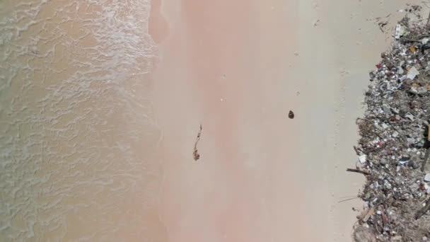 Blick Auf Müll Einem Weißen Sandstrand Auf Einer Tropischen Insel — Stockvideo