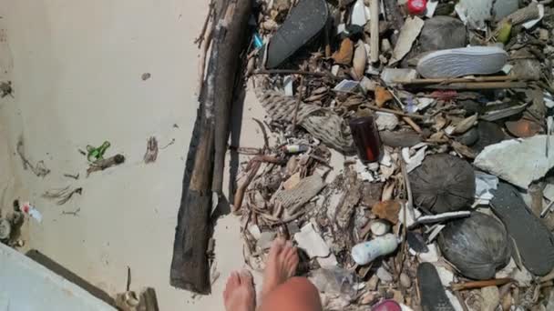 Człowiek Chodzący Boso Przez Śmieci Brudnej Plaży Białym Piaskiem — Wideo stockowe