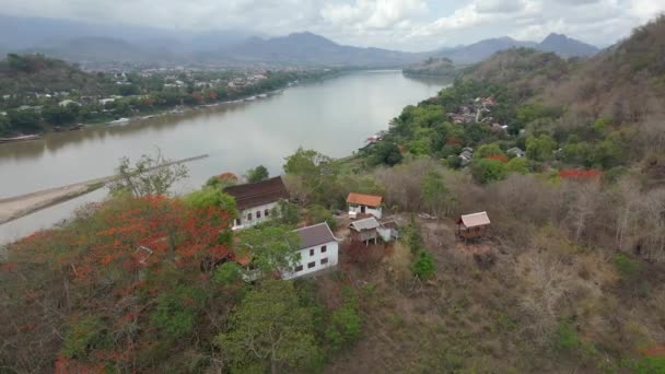 Vista Aérea Del Templo Budista Río Mekong Luang Prabang Laos — Vídeo de stock