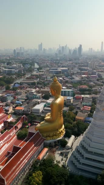 Вид Повітря Гігантський Золотий Будду Бангкоку Красивим Міським Пейзажем Задньому — стокове відео