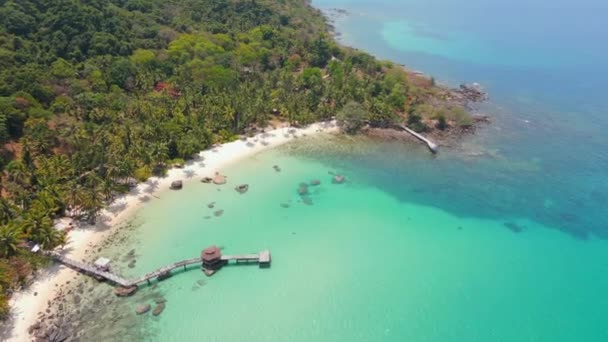 Escénica Playa Tropical Arena Blanca Con Agua Turquesa Isla Paradisíaca — Vídeos de Stock