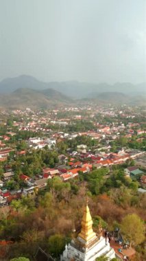Tarihi şehir Luang Prabang, Laos 'taki Budist tapınağının tepedeki görüntüsü.