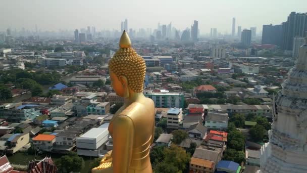 Luftaufnahme Des Goldenen Riesenbuddha Bangkok Mit Einer Schönen Stadtsilhouette Hintergrund — Stockvideo