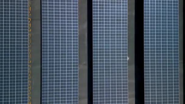 Αεροφωτογραφία Χώρου Στάθμευσης Ηλιακή Ενέργεια Πάνελ Για Φόρτιση Ηλεκτρικών Αυτοκινήτων — Αρχείο Βίντεο