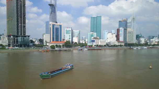 Nave Carico Sul Fiume Saigon Sullo Skyline Chi Minh City — Video Stock