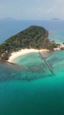 Beyaz kumlu ve turkuaz suyu olan tropik cennet adası Koh Kham, Tayland.