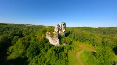 FPV insansız hava aracı tarafından Polonya 'da kireçtaşı kayalarının inanılmaz Jurasik dağları.