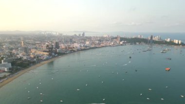 Pattayas ikonik kıyı şeridinin ve Tayland 'ın gökyüzü manzarası.