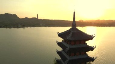 Ninh Binh, Vietnam 'da günbatımında antik pagoda manzarası.