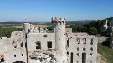 Güneşli bir günde Polonya 'da bir tepedeki ortaçağ şatosunun havadan görünüşü