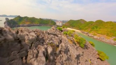Cat Ba Adası, Vietnam 'daki Rocky Formasyonlarına Yakın Sinema FPV Uçuşu