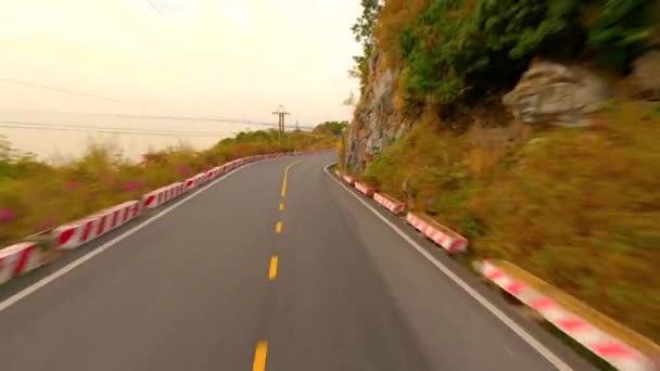 ベトナム キャットバ島の風光明媚な崖道上のFpvフライト — ストック動画