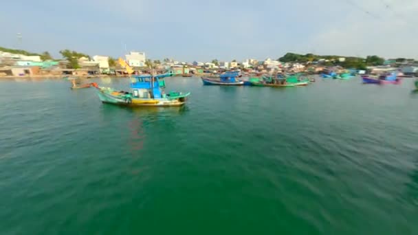 フーコック島 ベトナムの漁村で美しい伝統的なボートを巡るFpvフライト — ストック動画