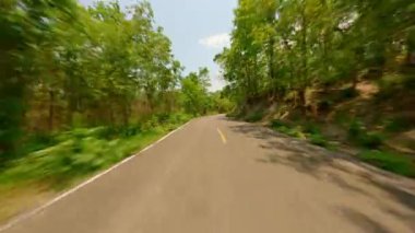 Güneşli bir yaz günü, Tayland 'da yeşil ormanın ortasında hızlı FPV insansız hava aracı uçuşu.