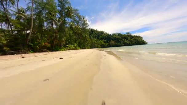 Vuelo Suave Fpv Sobre Playa Tropical Arena Blanca Isla Paradisíaca — Vídeo de stock