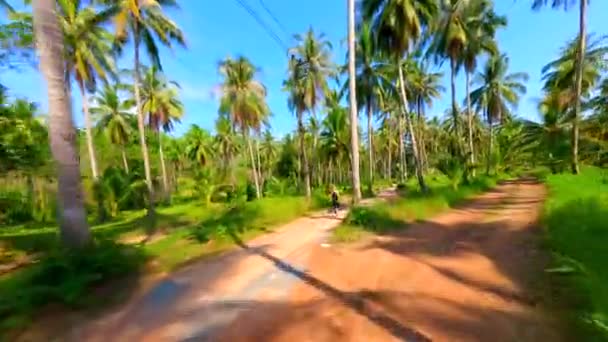 Kaukasische Frau Läuft Auf Tropischer Insel Thailand Eine Malerische Straße — Stockvideo
