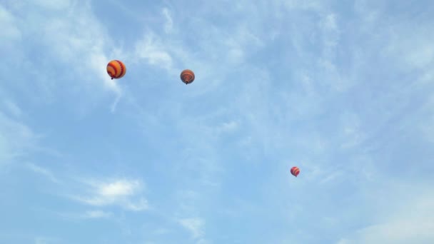 Kolorowe Balony Latające Pod Błękitnym Niebem — Wideo stockowe