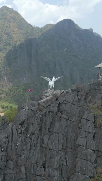 ラオス ヴァンヴィエンでの岩山のピークの空中ビュー — ストック動画