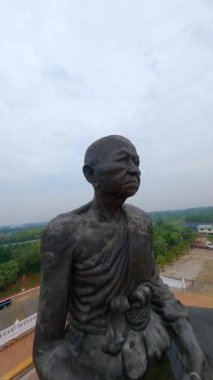 Tayland 'daki Budist heykeli FPV.