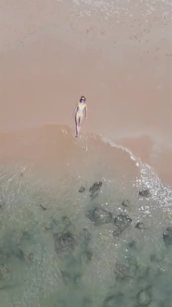 Top Vista Mulher Caucasiana Biquíni Deitado Praia Férias Ilha Phuket — Vídeo de Stock
