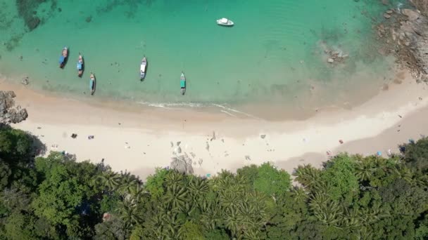 Вид Сверху Пляж Фалал Бирюзовую Воду Традиционные Тайские Лодки Пхукет — стоковое видео