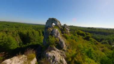 Dinamik FPV, Polonya 'nın pitoresk Jurassic dağlarının kireç taşı kayasındaki bir delikten uçuyor..