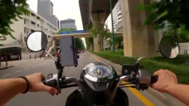 Bangkok, Tayland 'da BTS Skytrain' in yanındaki yolda motosiklet sürme hızı. POV