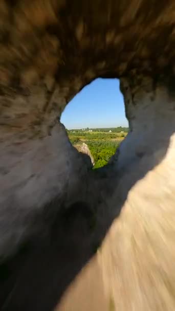 Dynamische Fpv Vlucht Door Een Gat Kalksteenrots Van Het Pittoreske — Stockvideo