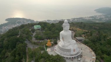 Phuket, Tayland 'da gün batımında Büyük Buda heykelinin hava manzarası.