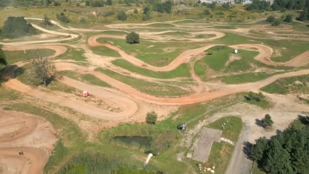 Luftaufnahme Der Fahrer Auf Der Motocross Strecke — Stockvideo