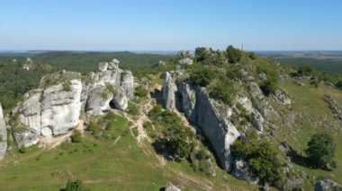 Yazın kireçtaşı kayaları olan yeşil dağlık arazi, Polonya.
